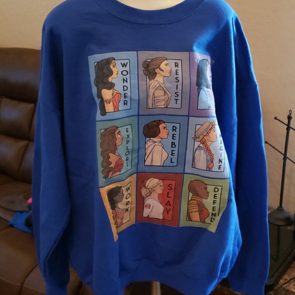 Gildan Tops - Gildan Graphic Sweatshirt